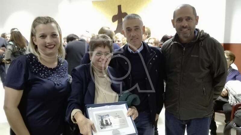 La apreciada Carmelita Suárez con vecinos de la zona (Foto Carmelo Santana)